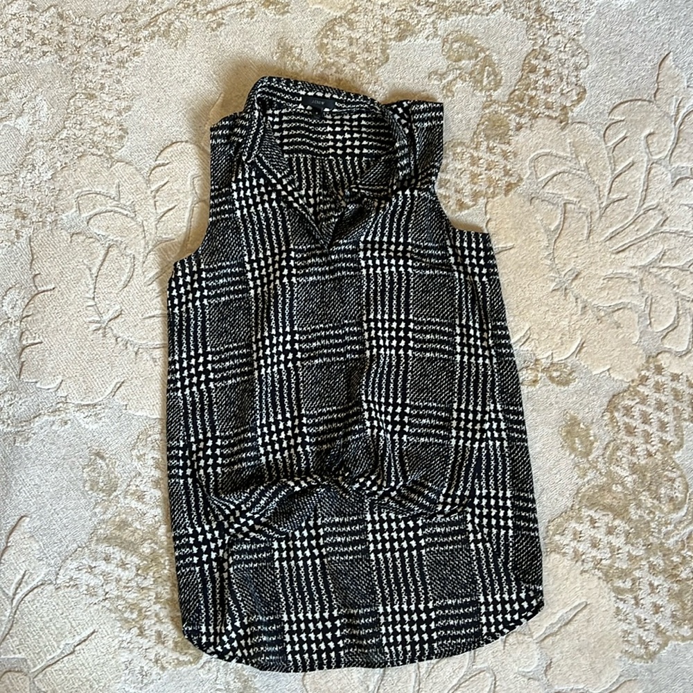 Hounds tooth black and white sleeveless top button down, all buttons intact.